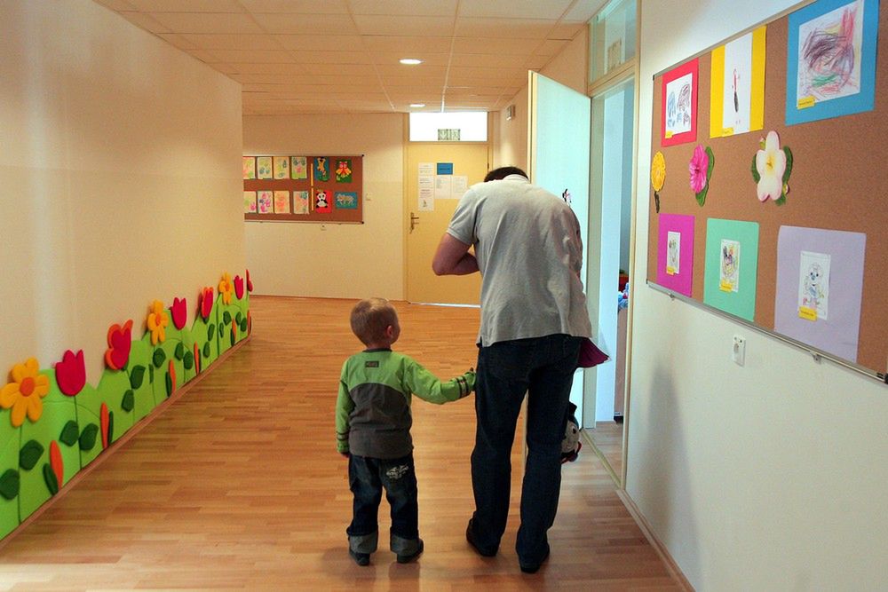 Mężczyzna w roli opiekuna to wciąż rzadki widok w Polsce