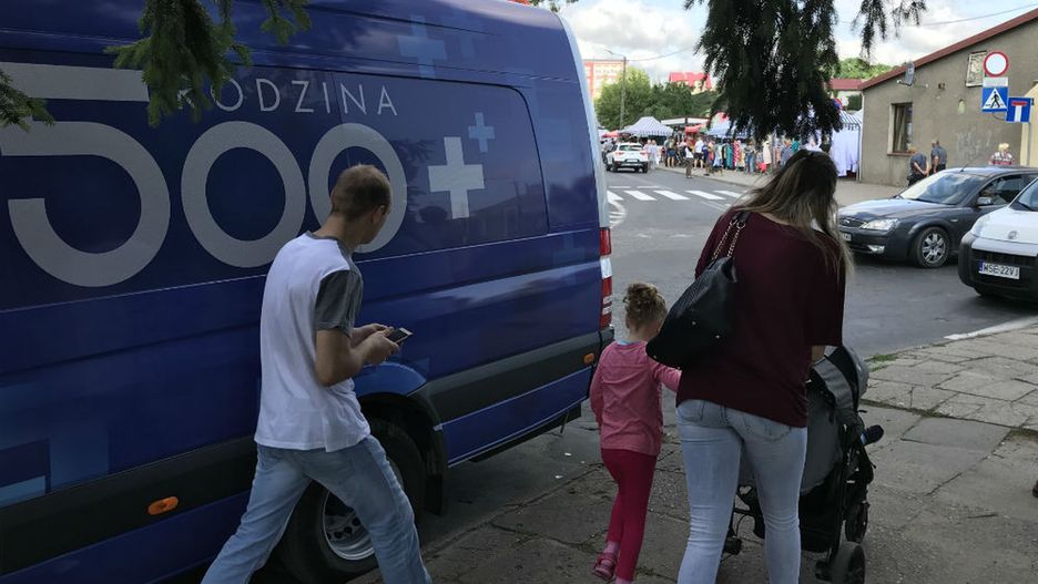 W Kowarach już zaczęli wypłacać 500 plus na pierwsze dziecko.