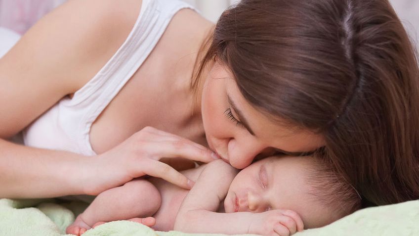 Matka samotnie wychowująca dziecko może skorzystać z szeregu praw i przywilejów w pracy