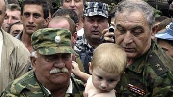 Żołnierze i jedno z uwolnionych dzieci