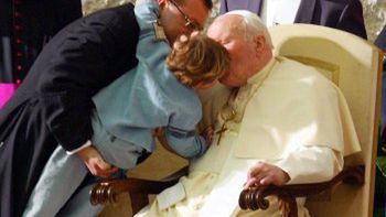 Jan Paweł II całuje dziecko podczas spotkania ze studentami