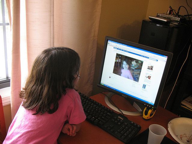 Dziecko przed komputerem 