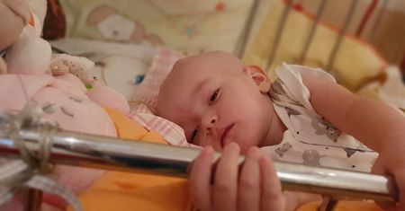 Zaczęło się od zwykłej infekcji. "Modlimy się o cud i o dobrych ludzi, którzy pomogą nam uratować Hanię"