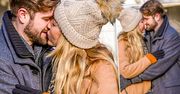 Gwiazda "Rancza" na pełnym czułości spacerze z mężem. Rozgrzali paparazzi namiętnym show w środku zimy