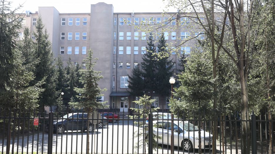 Koronawirus w Warszawie. Dramatyczna sytuacja w DPS przy Bobrowieckiej 