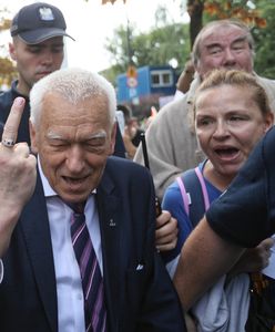 "Będziesz siedział", "hańba". Incydent pod Sejmem z udziałem Kornela Morawieckiego. Wkroczyła policja
