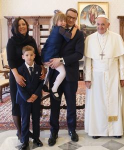 Morawiecki z rodziną u papieża. Żona i starsza córka w czarnych mantylkach