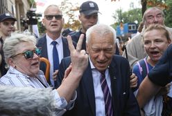 "Będziesz siedział", "hańba". Incydent pod Sejmem z udziałem Kornela Morawieckiego. Wkroczyła policja