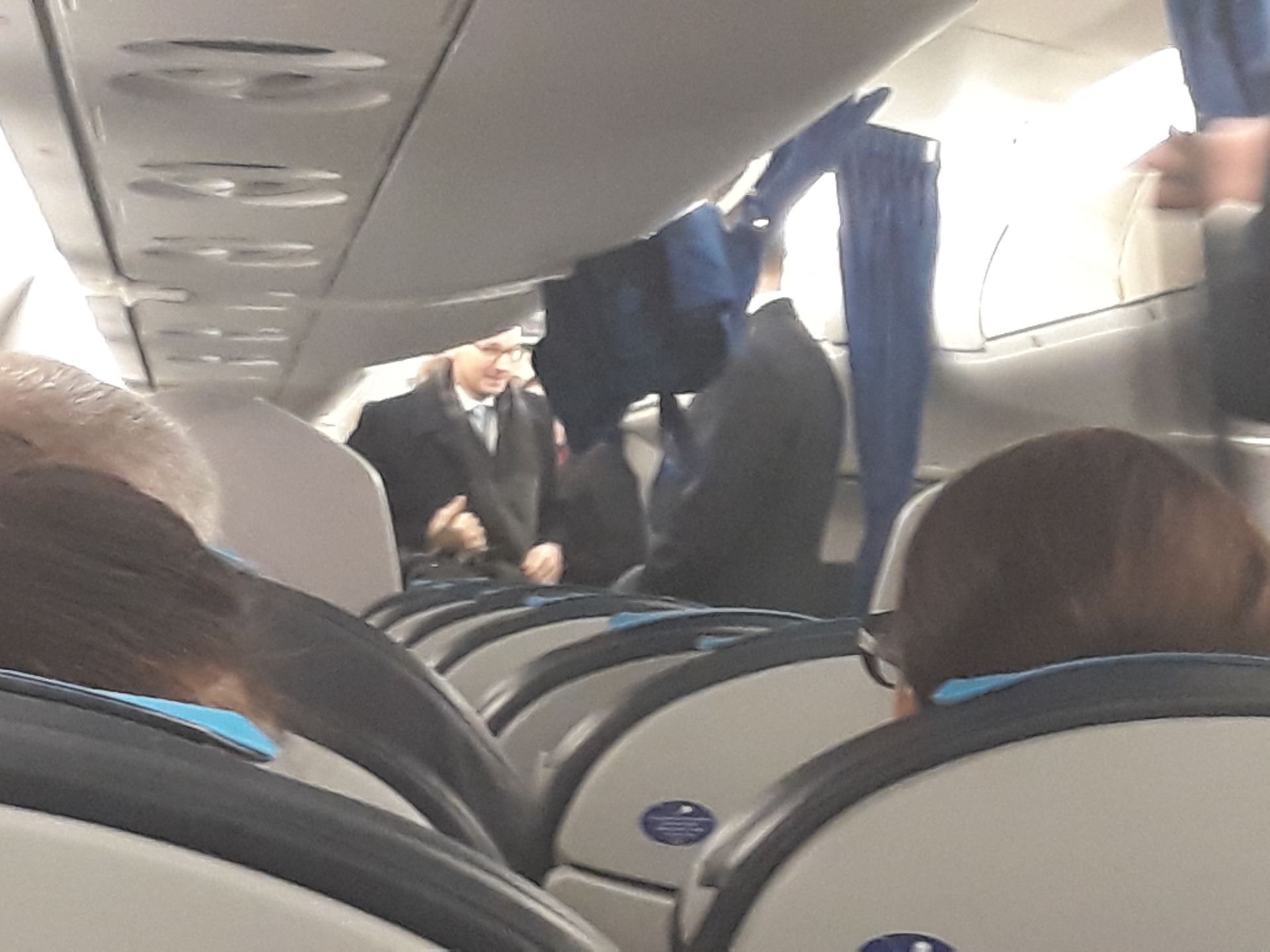 Premier Mateusz Morawiecki na pokładzie rządowego samolotu 