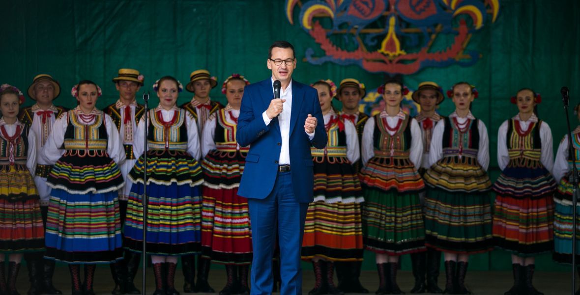 Jaśków koło Lublina. Premier Mateusz Morawiecki podczas jednego z licznych objazdów po kraju. 