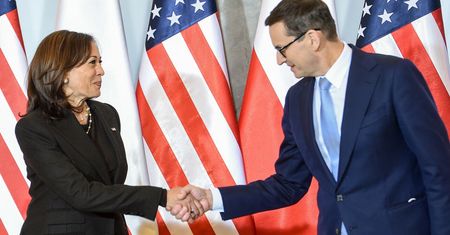 Kamala Harris spotkała się z Mateuszem Morawieckim. Jej stylizacja podkreśliła rangę wizyty. W czasie rozmowy na najwyższym szczeblu padły poważne deklaracje