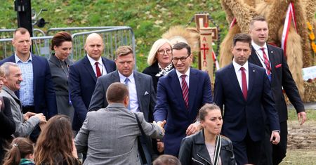 Przez całą Polskę na spotkanie z premierem. Rolników i gospodynie wiejskie zawiozła policja