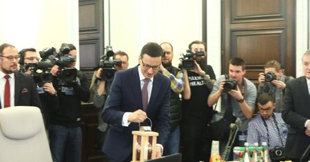 Zabawna sytuacja. Gowin tłumaczy "buchnięcie" jabłka premierowi