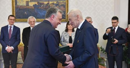 Viktor Orban odznaczył Kornela Morawieckiego. Krzyż Średni Orderu Zasługi Węgier