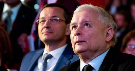 5-godzinna narada przy łóżku Kaczyńskiego. Ustalenia od razu zmieniono w czyny