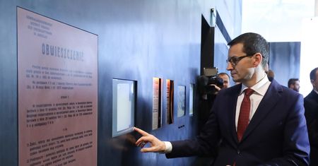 Mateusz Morawiecki tłumaczy zagranicznym dziennikarzom historię. Jesteśmy na miejscu