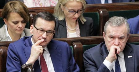 Spadek notowań premiera. Gorsze też oceny prezydenta