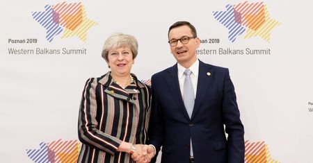 Morawiecki dostał od May nietypowy prezent. Jest zdjęcie