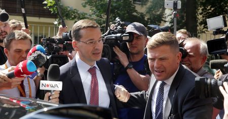 Dziury w ochronie premiera Morawieckiego. ”Koczują w samochodzie pod jego domem”