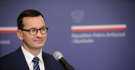 Zarobki urzędników. Rząd obiecuje podwyżkę, choć nie rozwiązuje problemu niskich płac
