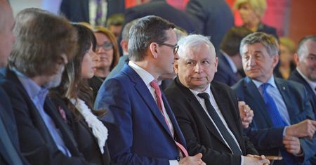 Koszmar PiS. Krok w tył ws. IPN, Unia błyska szablą