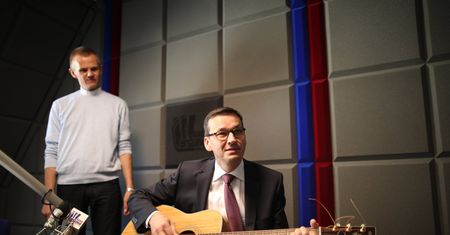 Mateusz Morawiecki jakiego nie znacie. W katolickim radiu będzie grał na gitarze bieszczadzkie piosenki