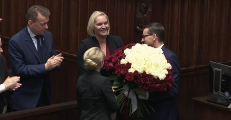 Expose Mateusza Morawieckiego. Dominika Chorosińska wręczyła kwiaty
