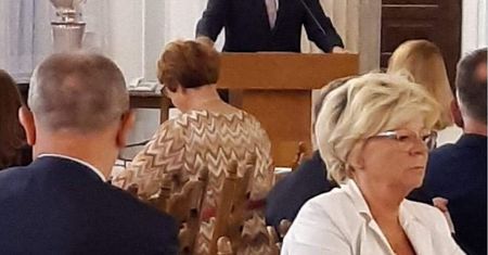 Morawiecki wrócił z Brukseli. Przywitała go burza oklasków