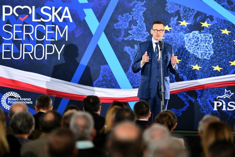 Premier Mateusz Morawiecki podczas spotkania z wyborcami w LO im. Marii Skłodowskiej-Curie w Strzelinie.