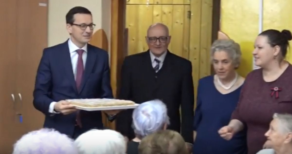 Morawiecki zasiadł do stołu z seniorami. Premier przyniósł ciasto