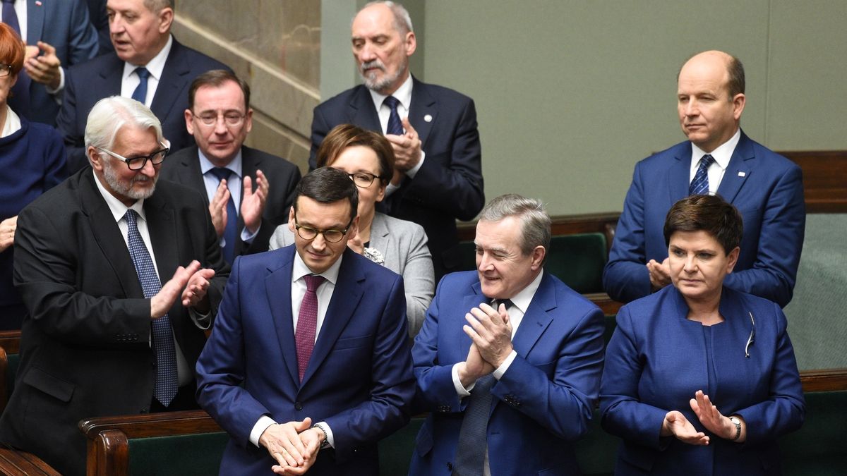 Mateusz Morawiecki może teraz zbierać gratulacje. Po kwietniu deficyt budżetu praktycznie znikł