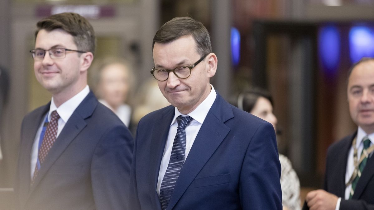 Rzecznik rządu (z lewej) powiedział, że zniesienie limitu 30-krotności składek nie dotknie jednoosobowych firm