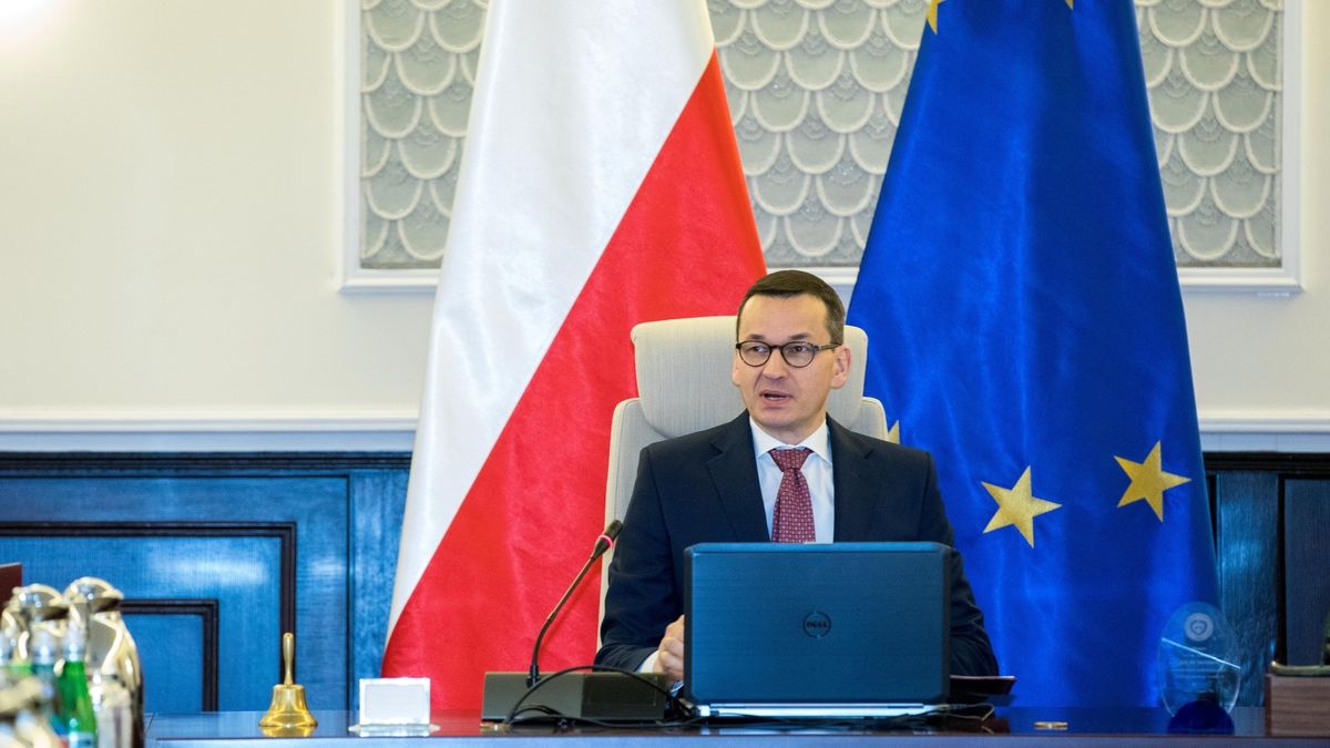 Premier przyznaje, że rząd pilnie przygląda się skutkom zakazu handlu