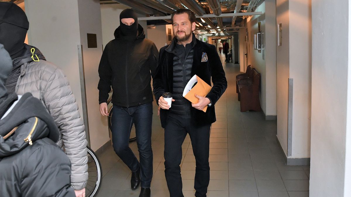 Michał Lisiecki w drodze na posiedzenie sądu.
