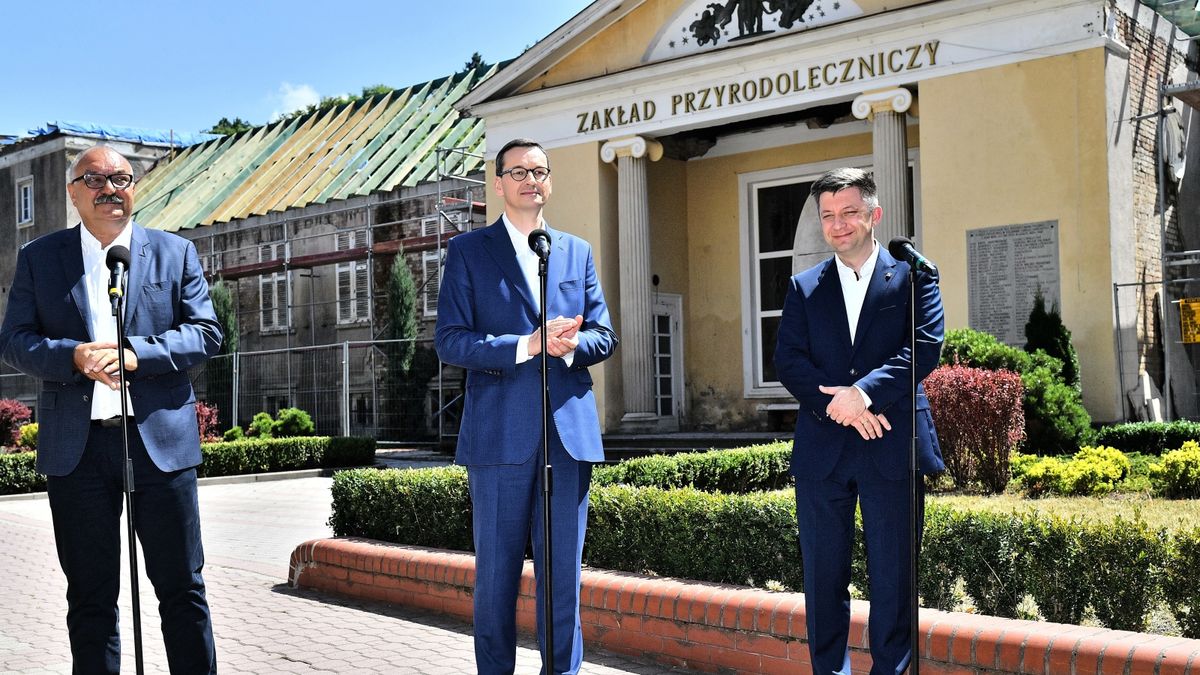 Premier Mateusz Morawiecki podczas wizyty w zakładzie leczniczym w Szczawnie-Zdroju.