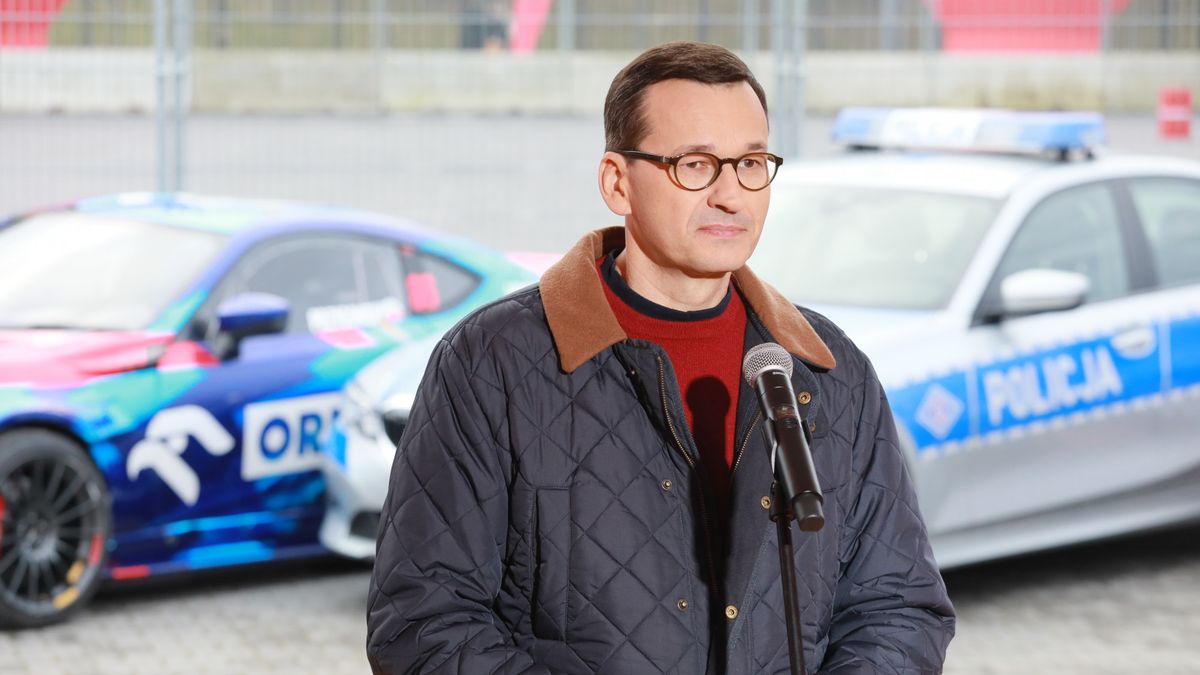 Premier Mateusz Morawiecki podczas akcji edukacyjnej "Dobry Kierowca" na błoniach Stadionu Narodowego.