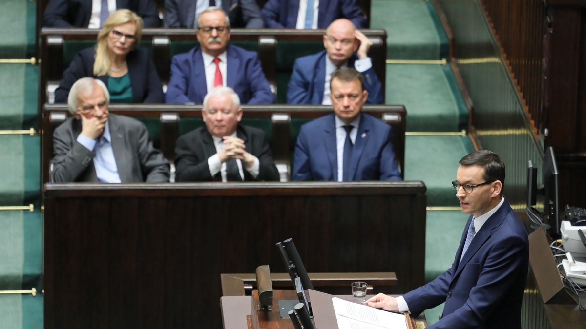 Mateusz Morawiecki wygłasza expose w Sejmie. Posłowie opozycji wytykają mu nieścisłości na bieżąco