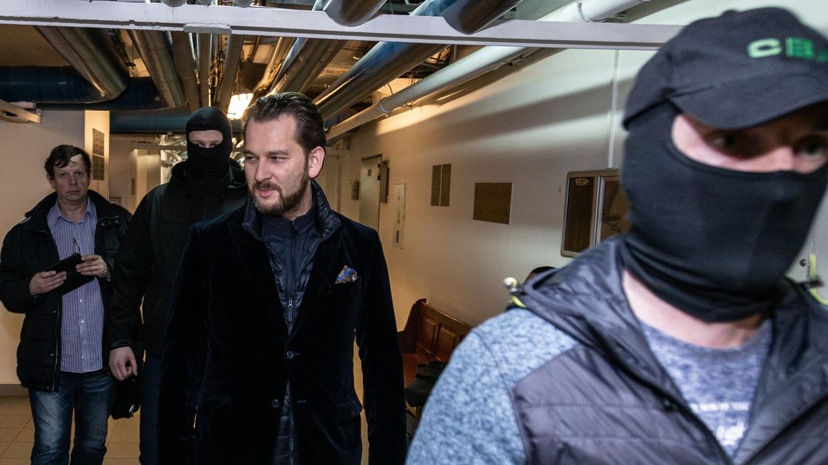 Michał Lisiecki w drodze na posiedzenie sądu we Wrocławiu.