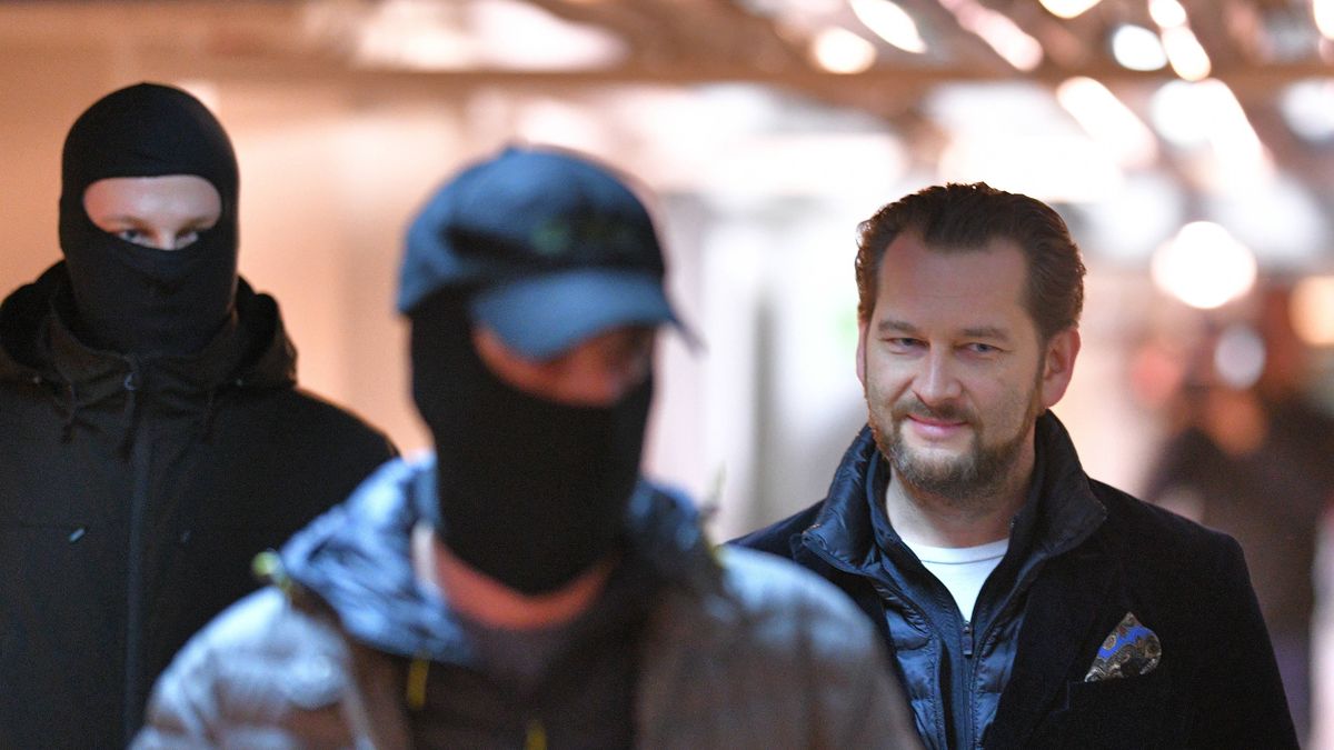 Michał Lisiecki doprowadzany na posiedzenie wrocławskiego sądu.