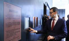 Mateusz Morawiecki tłumaczy zagranicznym dziennikarzom historię. Jesteśmy na miejscu