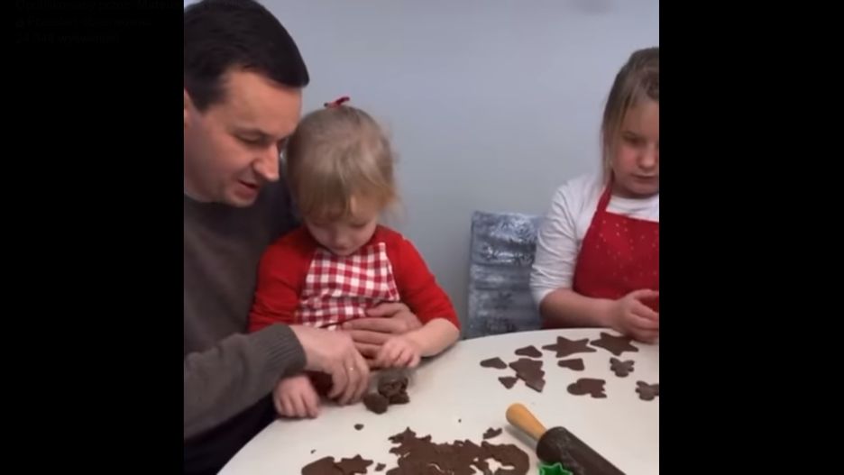 Mateusz Morawiecki z córkami piecze pierniczki
