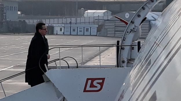 Premier Mateusz Morawiecki wsiada na pokład samolotu