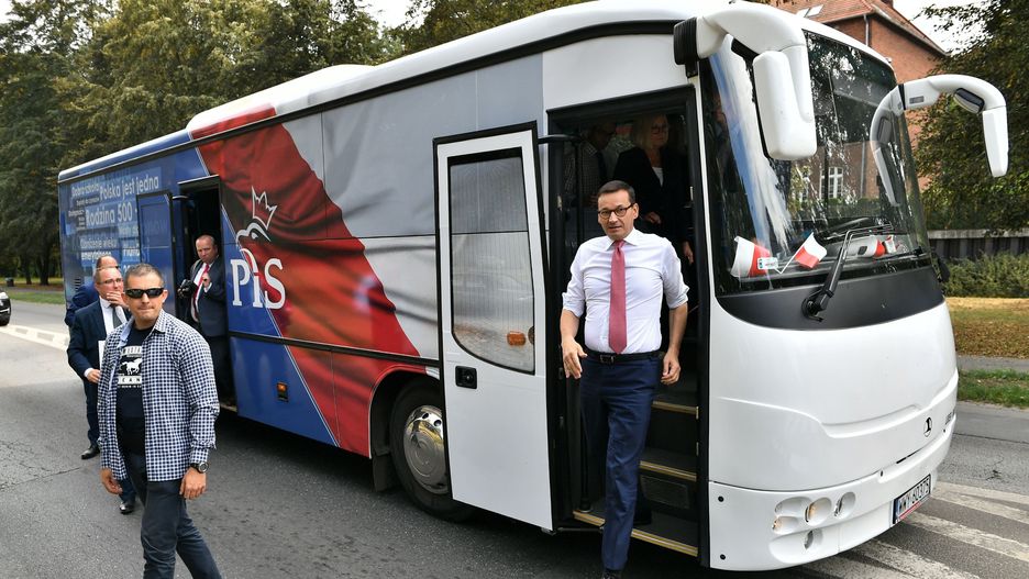 Premier Mateusz Morawiecki w drodze na spotkanie wyborcze z mieszkańcami Namysłowa. Wrzesień 2019 roku.