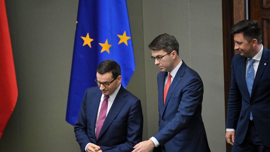 Premier Mateusz Morawiecki i jego współpracownicy: Piotr Mueller i Michał Dworczyk