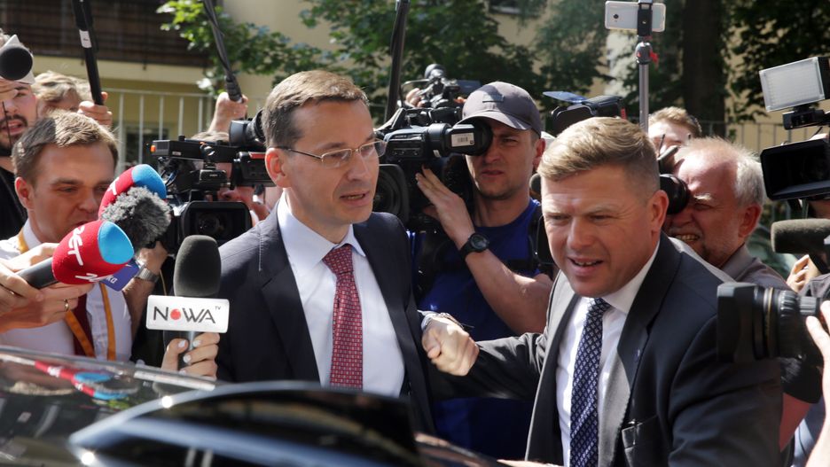 Mateusz Morawiecki w towarzystwie funkcjonariusza BOR