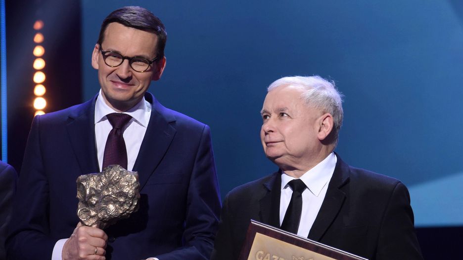 Mateusz Morawiecki i Jarosław Kaczyński na gali "Gazety Polskiej"