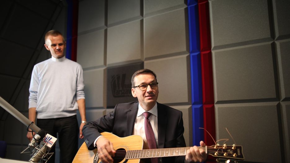 Wicepremier Mateusz Morawiecki z gitarą.