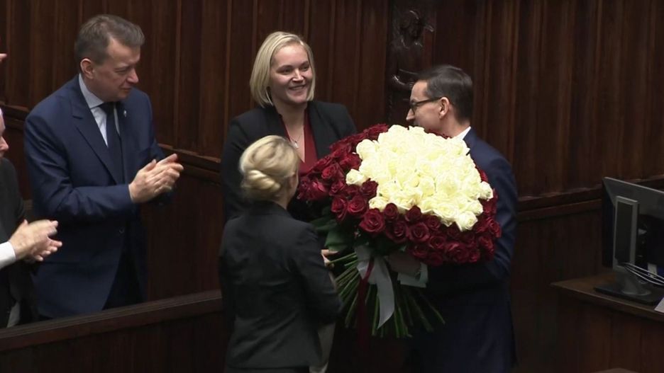 Expose Mateusza Morawieckiego. Dominika Chorosińska wręczyła kwiaty