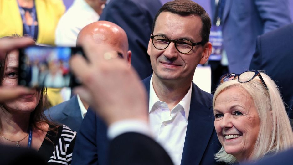 Premier Mateusz Morawiecki i minister rodziny, pracy i polityki społecznej Bożena Borys Szopa z uczestnikami panelu "Polska wszystkich pokoleń". Katowice, 06.07.2019. 