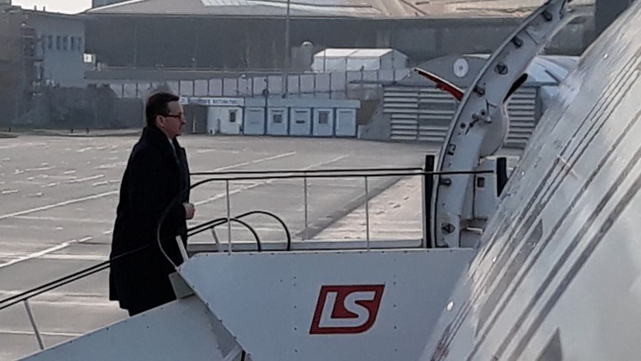 Premier wchodzi na pokład rządowego samolotu